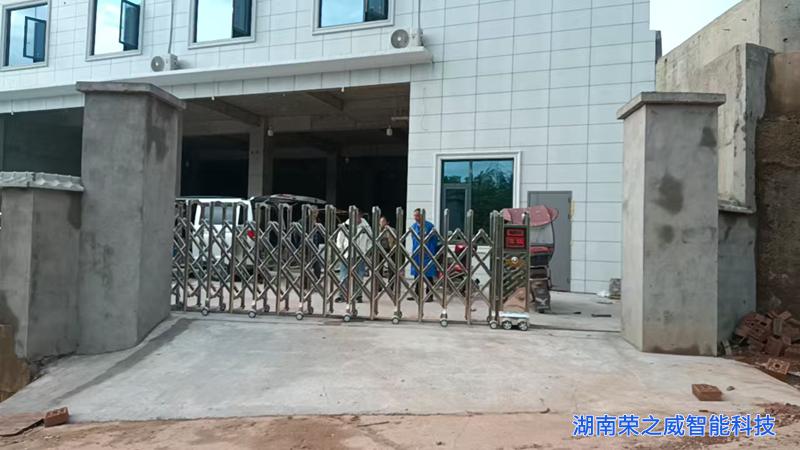 8米不锈钢伸缩门安装竣工-长沙电动门厂家-湖南荣之威