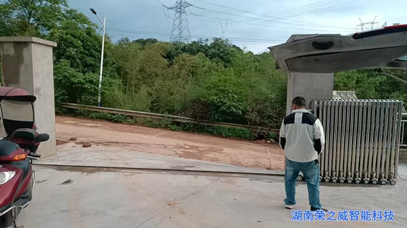 电动伸缩门施工-长沙县景区电动门案例-湖南荣之威